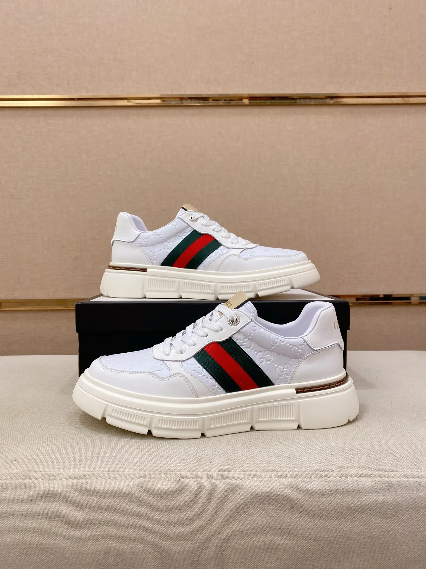 Men's shoes💰 420💰The new GUCCI (Gucci) counters are launched simultaneously. The new men's shoes, 😘fabrics are selected from imported cowhide, and the lining is sheepskin lining. 👍🏿 High-end ☄️ air-cushion molded anti-slip rubber outsole, exquisite lines, simple and elegant, comfortable and high-end for leisure travel. Code number: 38 to 44 (45 can be customized and cannot be returned or exchanged)